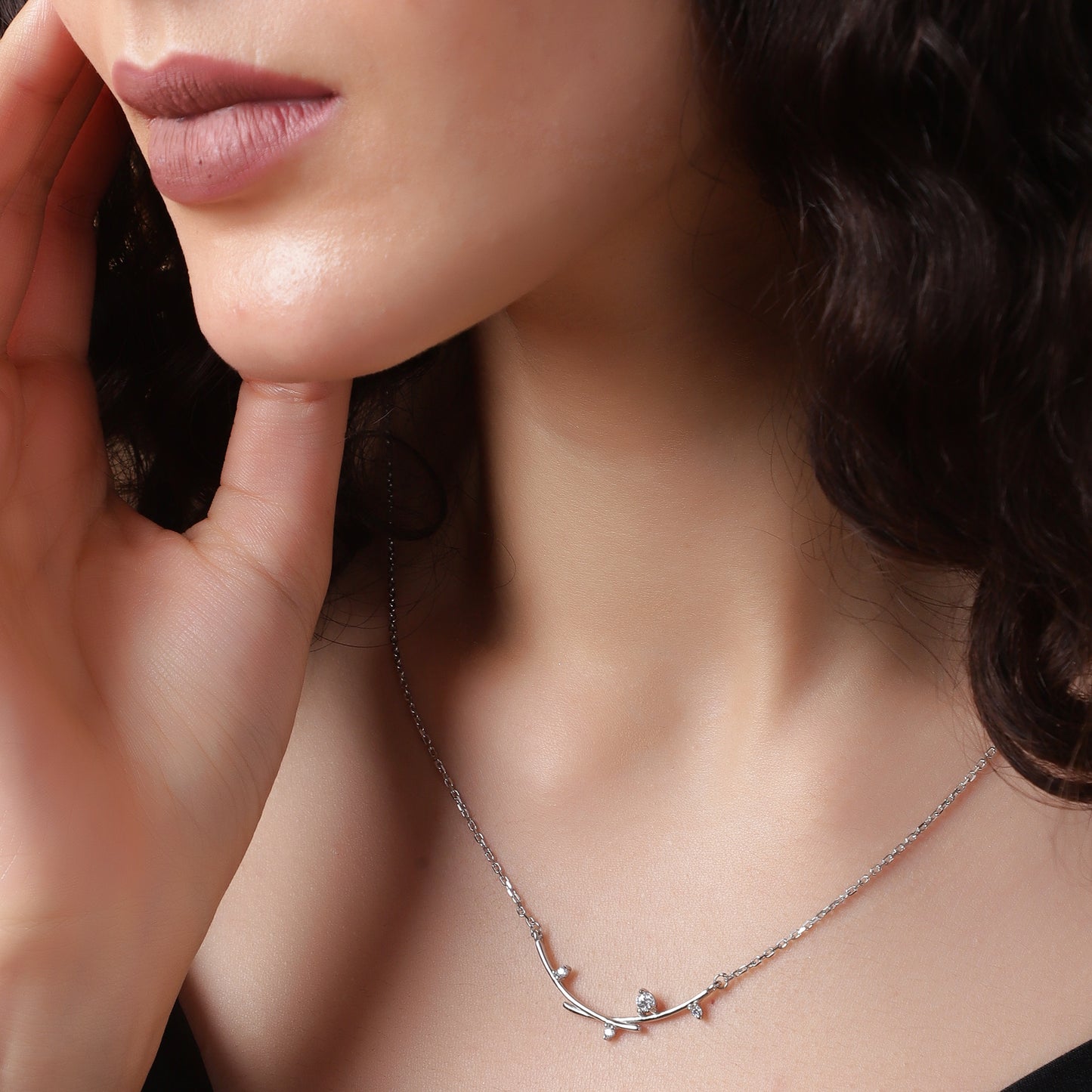 Grace in Every Detail: Elegant Silver Necklace with Crystal Accents